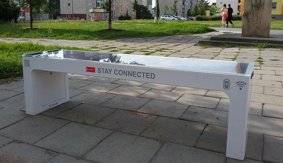 Nové umístní chytré wi-fi. laviky v olomoucké Roavské ulici. Pvodn stála...