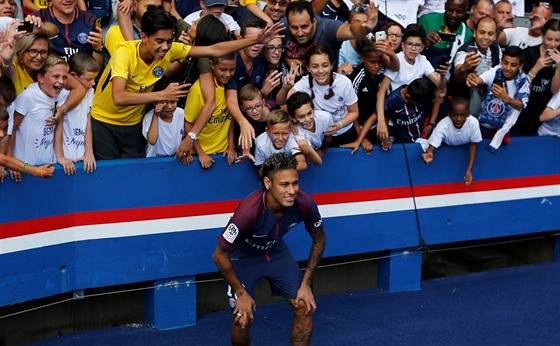 Neymar se fotí s fanouky Paris SG.