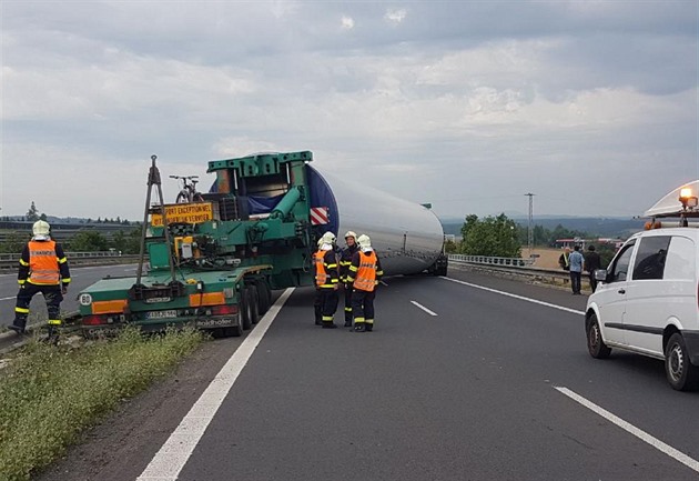 Nehoda nadmrného nákladu na dálnici D5 (3. 8. 2017)