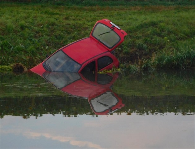 Tento úsek cesty mladík za volantem ponkud nezvládl.