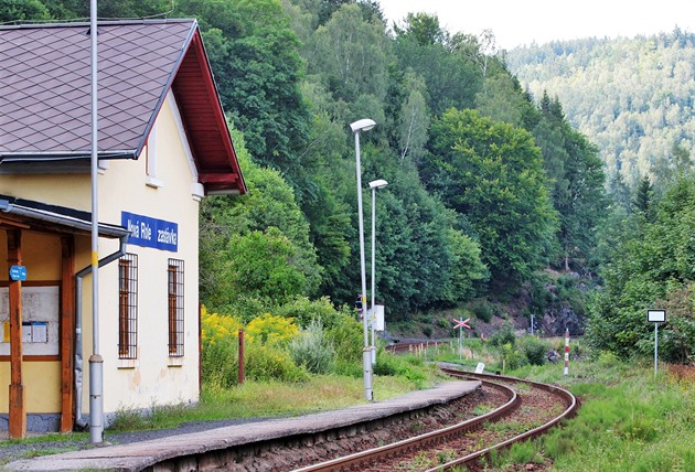 Vlaková zastávka Nová Role. Práv v blízkosti trati vedoucí z této obce ve...