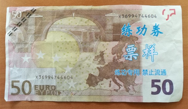 Falená bankovka s asijskými znaky, kterou pinesl mu do smnárny v Hradci...