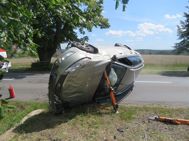 idika auto otoila na bok. Nevnovala se pln ízení.