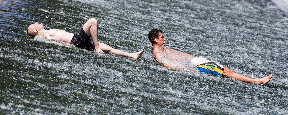 Lidé tráví nejteplejší den roku také na řece Berounce v Dobřichovicích. (1.... Lidé tráví nejteplejší den roku také na řece Berounce v Dobřichovicích. (1....