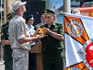 Ruský ministr obrany Sergej ojgu udlil velitelm brigády, která vystavla...
