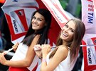 Kulisu k závodm MotoGP tradin obstarávají také hostesky.