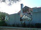 V Santa Monice si Gehry postavil vlastní dm. Sousedy vlnitým plechem nepotil.