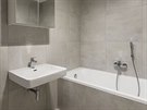 Koupelna v teplé edé barv spluje poadavek investora na praktické a odolné...