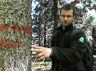 Radek Drahný ze Správy KRNAP ukazuje hranici první zóny ve Dvorském lese.