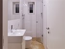 V mení koupeln je sprchový kout, ve vtí vana. 