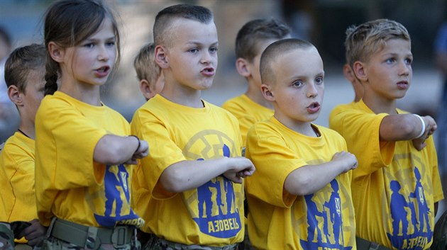 Nacionalismus je jedním ze základních bodů výcviku. Láska k vlasti je podle... Nacionalismus je jedním ze základních bodů výcviku. Láska k vlasti je podle...