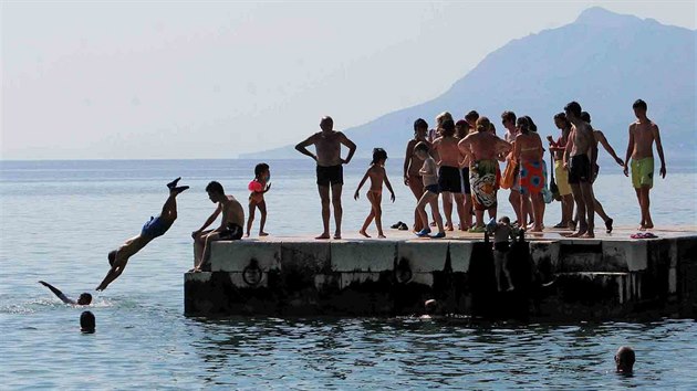 Čeští turisté se koupou na Makarské. K moři do Chorvatska jich ročně míří skoro... Čeští turisté se koupou na Makarské. K moři do Chorvatska jich ročně míří skoro...