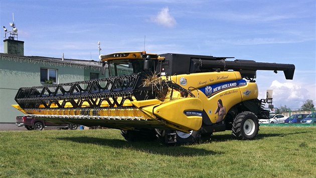 Kombajn New Holland CR 9.90, na kterém je umístěna kamera SlowTV. Kombajn New Holland CR 9.90, na kterém je umístěna kamera SlowTV.