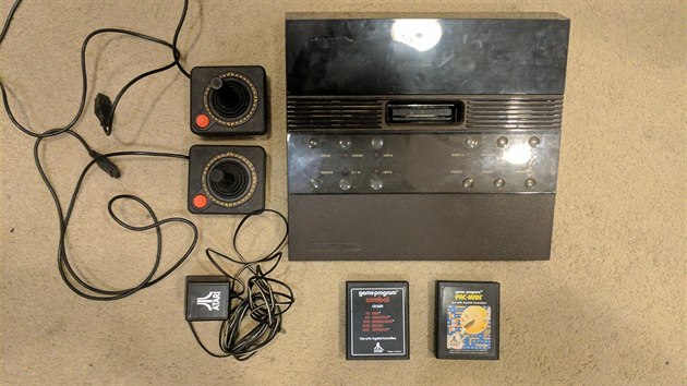 Vzácný prototyp nikdy nevydané konzole Atari 2700 Vzácný prototyp nikdy nevydané konzole Atari 2700