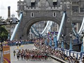 Maratonci se probhli i po ikonickm Tower Bridge.
