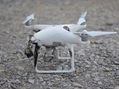 Dron zneškodněný laserovým systémem MEHEL na platformě obrněnce Stryker... Dron zneškodněný laserovým systémem MEHEL na platformě obrněnce Stryker...
