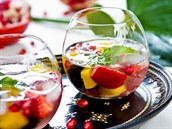 Sangria s ovocem a mátou Sangria s ovocem a mátou