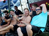 Tahle partička kolem Hannese Müllera (vpravo) uvedla, že za tři dny Velké ceny... Tahle partička kolem Hannese Müllera (vpravo) uvedla, že za tři dny Velké ceny...