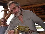 Tavení skla v historické sklářské peci v roce 2016 Tavení skla v historické sklářské peci v roce 2016