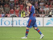 Plzeňský útočník Michael Krmenčík odchází ze hřiště poté, co v utkání proti... Plzeňský útočník Michael Krmenčík odchází ze hřiště poté, co v utkání proti...