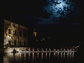 Záběr ze site-specific představení V kruhu, které Divadlo Continuo uvedlo v... Záběr ze site-specific představení V kruhu, které Divadlo Continuo uvedlo v...