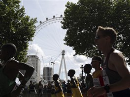 Maratont bci probhaj kolem London Eye.