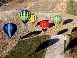 SLET BALON. Horkovzduné balony se vznáejí nad mstem Todi ve stední Itálii.