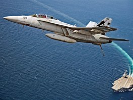 AMERICKÁ CHLOUBA. Stíhaka F/A-18F Super Hornet práv vzlétá z letadlové lodi...