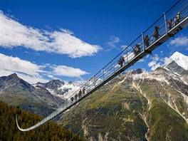 VISUTÝ MOST. Lidé pecházejí výcarský "Europabruecko", který je s 494 metry...