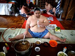 SUMÓ. Zápasník sumó jí "svainku" v tréninkovém centru v chrámu v japonské...