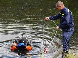 Hasii vytahovali potopené auto v Braníku