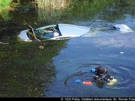 Hasii vytahovali potopené auto v Braníku