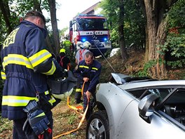 Hasii vytahovali potopené auto v Braníku