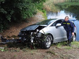 Hasii vytahovali potopené auto v Braníku