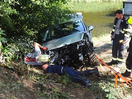 Hasii vytahovali potopené auto v Braníku