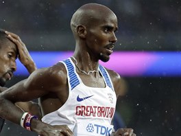 Mo Farah bhem rozbhu zvodu na 5000 metr na svtovm ampiontu v Londn.