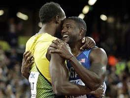 Jamajsk sprinter Usain Bolt (vlevo) byl na MS v Londn na stovce bronzov,...