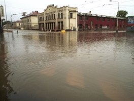 Na snmku z 23. srpna 2002 (nahoe) je kiovatka ulic Sokolovsk a U Rustonky...