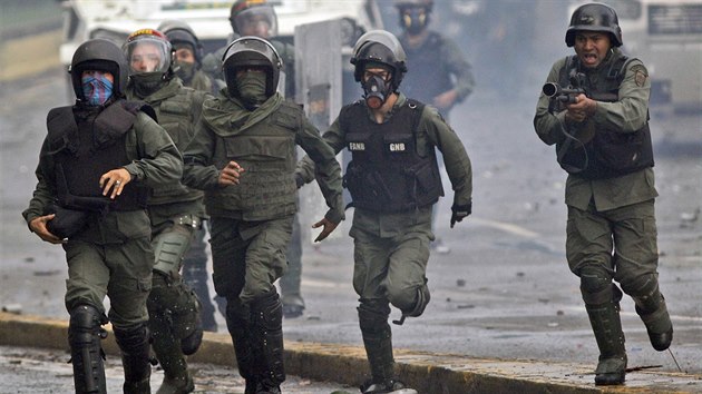 Venezuelsk nrodn garda zasahuje proti demonstrantm  v Caracasu (28. ervence 2017)