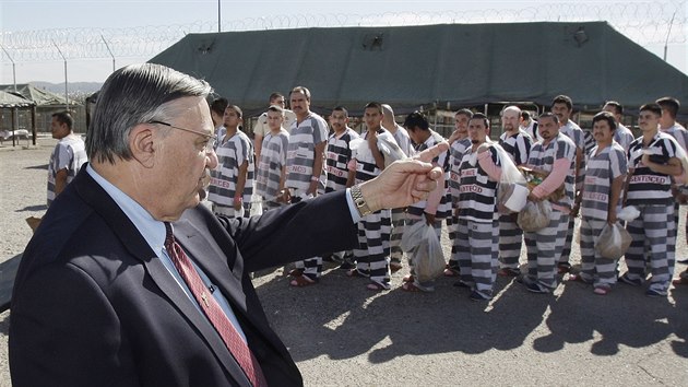 Arizonsk erif Joe Arpaio hovo k zadrenm imigrantm (4. nora 2009)