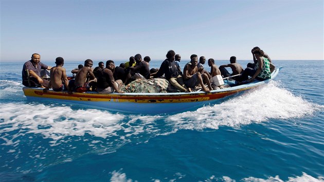 Libyjsk poben str odv migranty, kte se pokusili pekroit Stedozemn moe (8. ervence 2017)