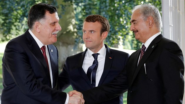 Pedseda tripolisk vldy Faz Sarrd (vlevo) a generl Chalfa Haftar (vpravo) se pod dohledem francouzskho prezidenta Emmanuela Macrona domluvili na pm v Libyi (25. ervence 2017)