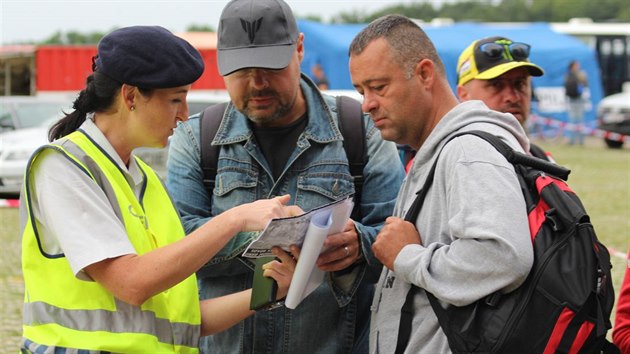 Policist pomhali s pjezdem a pchodem fanouk na Velkou cenu R (6. srpna 2017).