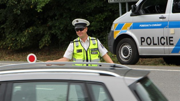 Policist pomhali s pjezdem a pchodem fanouk na Velkou cenu R (6. srpna 2017).