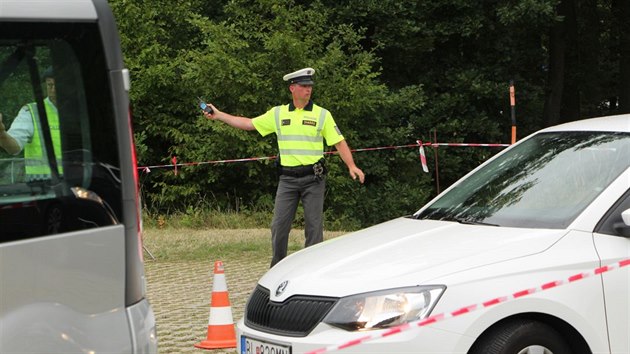 Policist pomhali s pjezdem a pchodem fanouk na Velkou cenu R (6. srpna 2017).