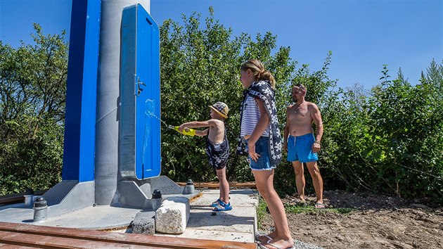 Na vodn ndri Rozko vyrostl nov trnctimetrov majk. Je postaven nedaleko hrze u jacht klubu (5. srpna 2017).