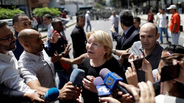 Venezuelsk stavodrn shromdn v sobotu odvolalo generln prokurtorku Luisu Ortegovou. Na snmku hovo Ortegov s tiskem bhem  nvtvy prokuratury v Caracasu (5. srpna 2017).