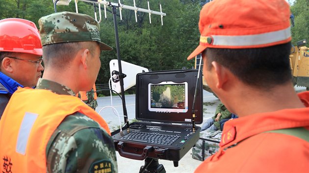 Zemtesen postihlo st nsk provincie S-chuan. nsk polovojensk policie vyuila k prozkouman rozsahu zemtesen drony (9. srpna 2017).