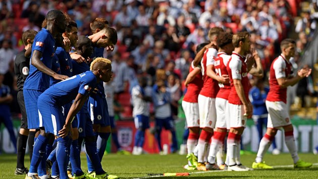 Soustedn bhem penaltovho rozstelu v utkn o anglick superpohr mezi Arsenalem a Chelsea.