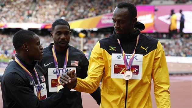 Jamajsk sprinter Usain Bolt (vpravo) gratuluje svm americkm pemoitelm Christianu Colemanovi (vlevo) a Justinu Gatlinovi.